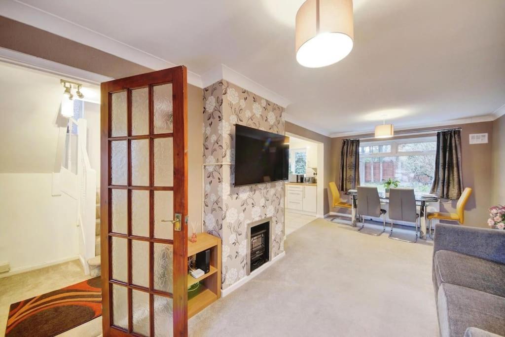 Beautiful Home Close To Town Free Netflix, Wifi Solihull Buitenkant foto
